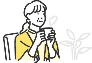 暖かい飲み物を脱水対策に飲む女性